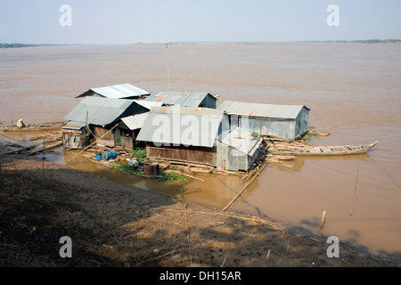 Häuser von Fischern schweben in den Mekong-Fluss in Kampong Cham, Kambodscha. Stockfoto