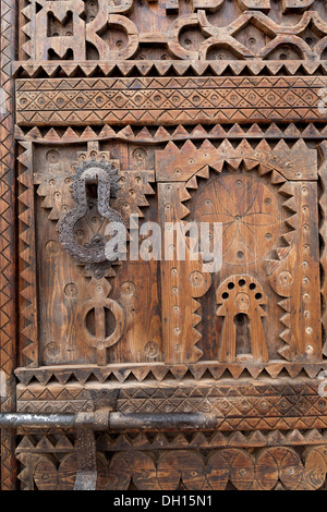 Detail der geschnitzten hölzernen Tür Panel und eisernen Tür Möbel im marokkanischen Stil Stockfoto