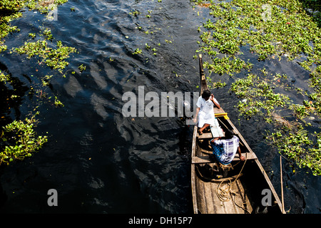 Von der Stadt Alleppey in einem Boot wegzutreiben auf den Backwaters Keralas Stockfoto