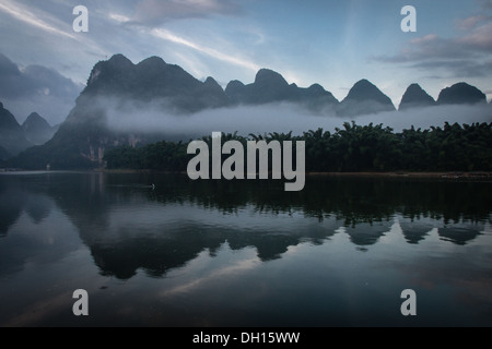 Morgennebel über dem Li-Fluss in Süd-China Stockfoto