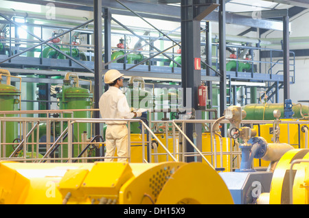 Hispanische Arbeiter Check-Maschinen Stockfoto