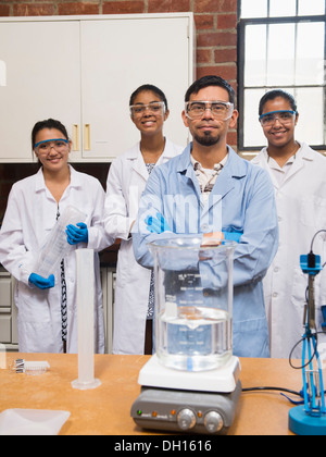 Lehrer und Schüler lächelnd in Science-lab Stockfoto