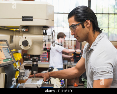 Arbeitnehmer, die Verwendung von Maschinen in der Werkstatt Stockfoto