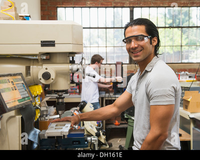 Arbeitnehmer, die Verwendung von Maschinen in der Werkstatt Stockfoto