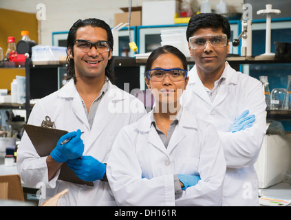 Wissenschaftler im Labor lächelnd Stockfoto