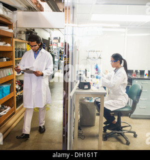 Wissenschaftler arbeiten im Labor Stockfoto