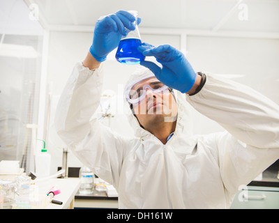 Indische Wissenschaftler arbeiten im Labor Stockfoto