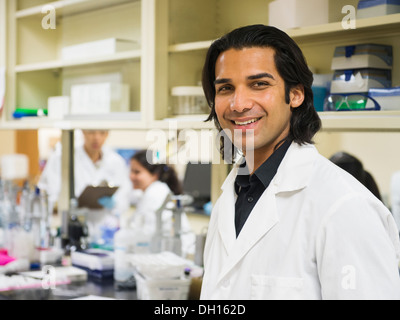 Wissenschaftler im Labor lächelnd Stockfoto