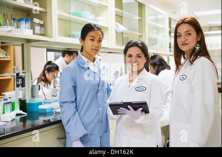 Wissenschaftler arbeiten im Labor Stockfoto