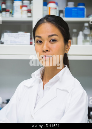 Japanische Wissenschaftler arbeiten im Labor Stockfoto