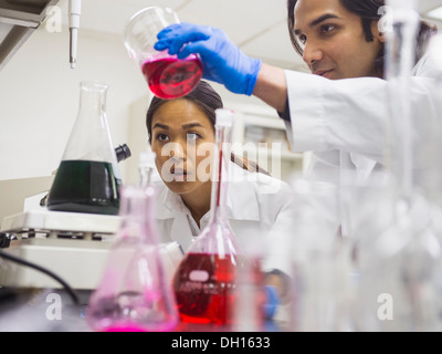 Wissenschaftler arbeiten im Labor Stockfoto