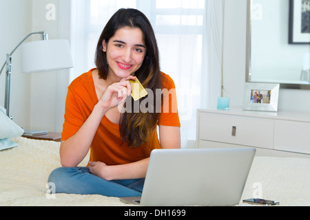 Hispanic Frau online-shopping Stockfoto