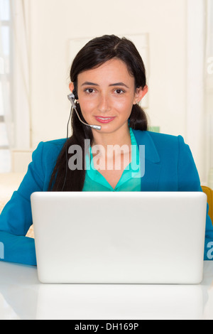 Gemischte Rassen Geschäftsfrau arbeiten am laptop Stockfoto