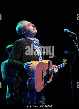 Berlin, Deutschland. 28. Oktober 2013. Sänger Stuart A. Staples der britischen Band Tindersticks führt auf der Bühne während eines Konzerts in den Admiralspalast in Berlin, Deutschland, 28. Oktober 2013. Foto: ROLAND POPP/Dpa/Alamy Live News Stockfoto