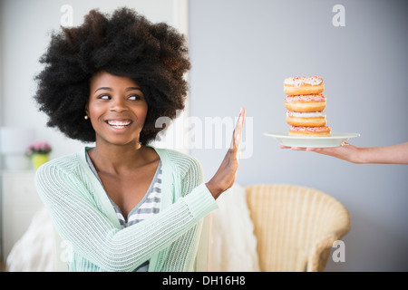 Gemischte Rassen Frau weigert donuts Stockfoto