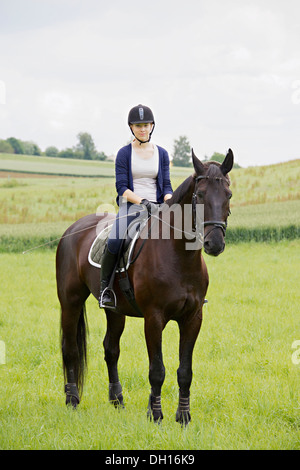 Frau auf Pferd in Landschaft im ländlichen Raum, Baden Württemberg, Deutschland, Europa Stockfoto