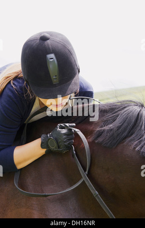 Frau auf Pferd in Landschaft im ländlichen Raum, Baden Württemberg, Deutschland, Europa Stockfoto