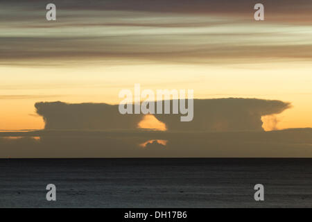 Cumulonimbus incus Anvil Wolken über der Nordsee. VEREINIGTES KÖNIGREICH Stockfoto