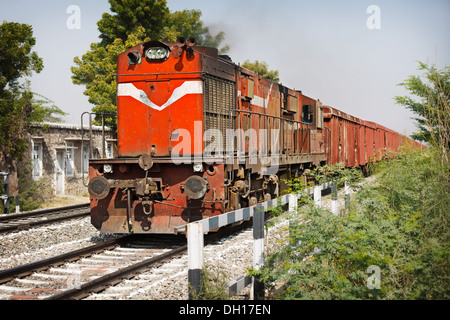 Alte Lok ziehen Güterzug. Indien Stockfoto