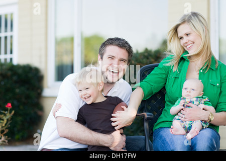 Kaukasische Familie entspannen im freien Stockfoto