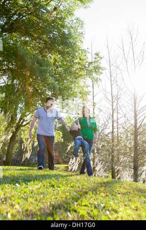 Kaukasische Familie Wandern im park Stockfoto