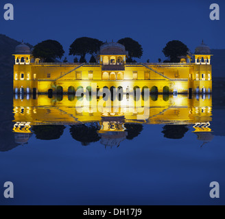 Der Wasserpalast in der Nacht - Jal Mahal Rajasthan, Jaipur, Indien Stockfoto