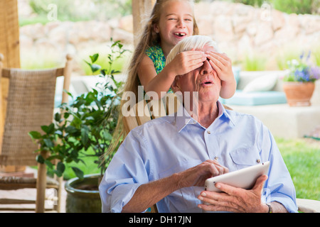 Kaukasische Mädchen für Großvaters Augen auf Terrasse Stockfoto