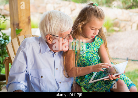 Kaukasischen Mann mit digital-Tablette mit Enkelin Stockfoto