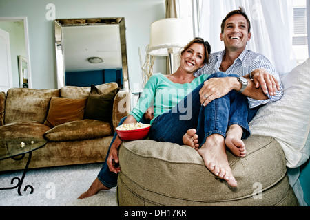 Kaukasische paar im Wohnzimmer entspannen Stockfoto