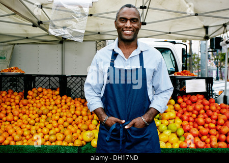 Schwarzer Mann arbeiten bei outdoor-Markt Stockfoto