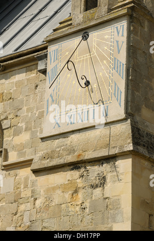 Die historische historische Sonnenuhr am Chichester Kathedrale. Sussex, England. Stockfoto