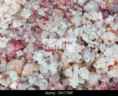 Natürliches Salz mit großen rosa Kristallen hautnah Stockfoto