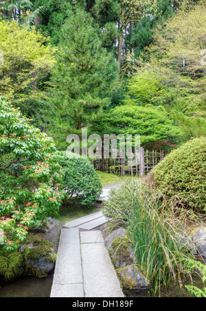 Fußgängerbrücke in japanischer Garten, Portland, Oregon, Vereinigte Staaten von Amerika Stockfoto