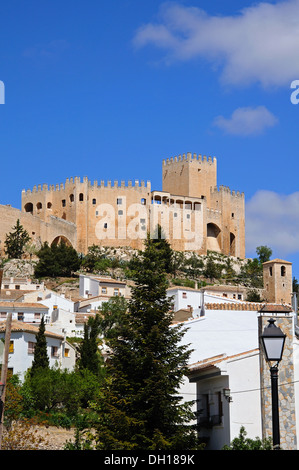 Blick auf die Burg (Castillo de los fajardo) und Stadtwohnungen, Velez Blanco, der Almeria Provinz, Andalusien, Spanien, Europa. Stockfoto