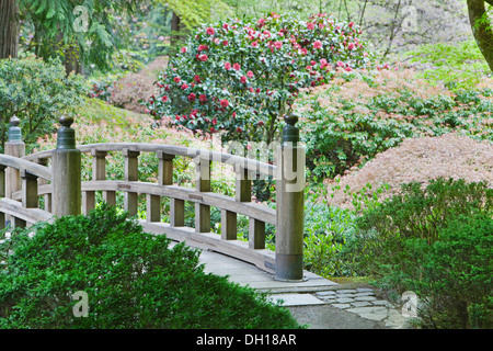 Holzsteg im japanischen Garten, Portland, Oregon, Vereinigte Staaten von Amerika Stockfoto