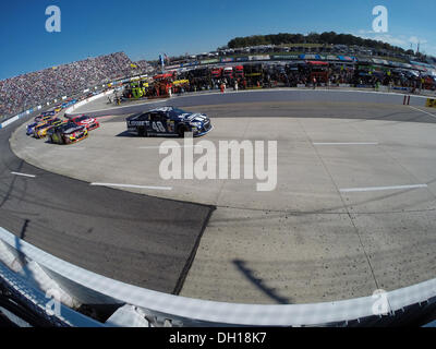 Martinsville, VA, USA. 27. Oktober 2013. Martinsville, VA - 27. Oktober 2013: Jimmie Johnson (48) bringt seine Rennwagen durch die Kurven der GOODY Kopfschmerzen Linderung Schuss 500 angetrieben durch KROGER Rennen auf dem Martinsville Speedway in Martinsville, VA. © Csm/Alamy Live-Nachrichten Stockfoto