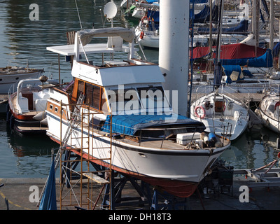 Boot auf ein Trockendock der Werft Stockfoto