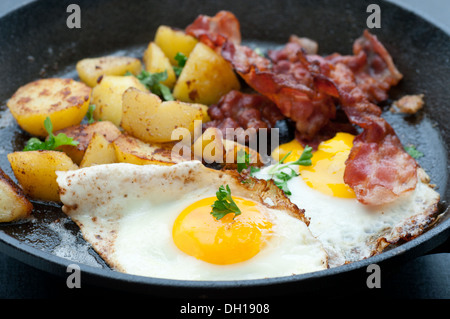 Gebratener Speck, Ei und Kartoffel. Stockfoto