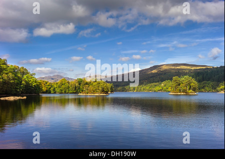 Ein Blick über das Wasser des Loch Katrine in die Trossachs Richtung Hochland im Hintergrund, Herbst Sonnenlicht und ruhigem Wasser Stockfoto