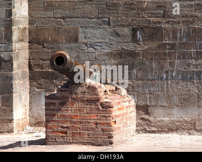 alte gusseiserne Kanone auf der Mauer Stockfoto