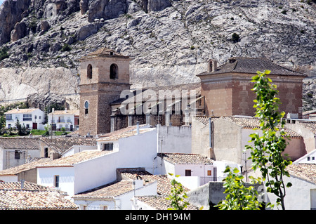 Blick auf Kirche und die Dächer der Stadt, Velez Blanco, der Almeria Provinz, Andalusien, Spanien, Europa. Stockfoto