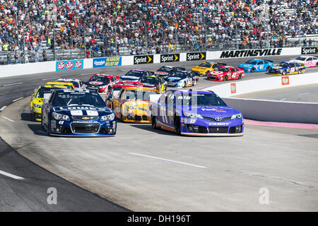 Martinsville, VA, USA. 27. Oktober 2013. Martinsville, VA - 27. Oktober 2013: Jimmie Johnson (48) ein Denny Hamlin (11) Kampf um Position während der GOODY Kopfschmerzen Linderung Schuss 500 angetrieben durch KROGER Rennen auf dem Martinsville Speedway in Martinsville, VA. © Csm/Alamy Live-Nachrichten Stockfoto
