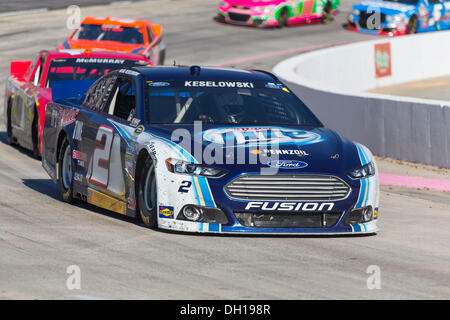 Martinsville, VA, USA. 27. Oktober 2013. Martinsville, VA - 27. Oktober 2013: Brad Keselowski (2) bringt seine Rennwagen durch die Kurven der GOODY Kopfschmerzen Linderung Schuss 500 angetrieben durch KROGER Rennen auf dem Martinsville Speedway in Martinsville, VA. © Csm/Alamy Live-Nachrichten Stockfoto