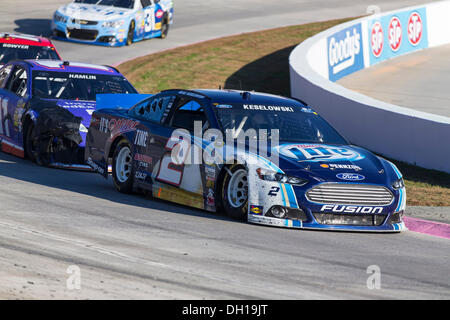 Martinsville, VA, USA. 27. Oktober 2013. Martinsville, VA - 27. Oktober 2013: Brad Keselowski (2) bringt seine Rennwagen durch die Kurven der GOODY Kopfschmerzen Linderung Schuss 500 angetrieben durch KROGER Rennen auf dem Martinsville Speedway in Martinsville, VA. © Csm/Alamy Live-Nachrichten Stockfoto