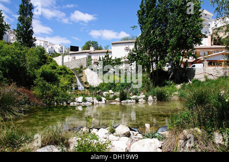 Stream durch Dorf mit stadthäusern an der Rückseite, Velez Blanco, der Almeria Provinz, Andalusien, Spanien, Europa. Stockfoto