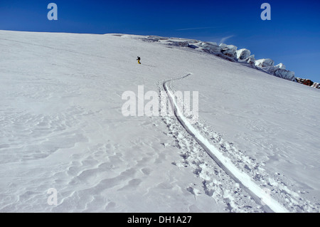 Backcountry Skifahrer auf der Bewegung, Alpen, Tirol, Österreich Stockfoto