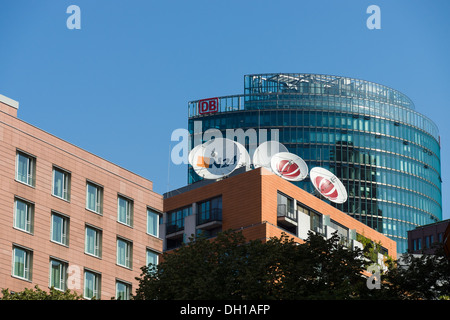 Sat-Gerichte-News-Kanäle auf dem Hintergrund der Hauptverwaltung Deutsche Bahn (Deutsche Bahn) zum Potsdamer Platz Stockfoto