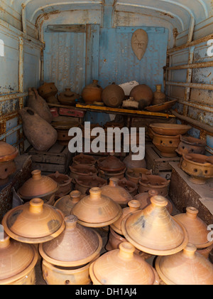 Tajine auf Brenner für den Verkauf in einem Geschäft auf der Rückseite ein van auf Tizi n' Test bestehen Marokko, Nordafrika Stockfoto