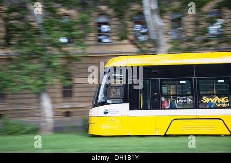 Straßenbahn entlang von Bäumen gesäumten Straße, Szeged, südlichen Plain, Ungarn Stockfoto