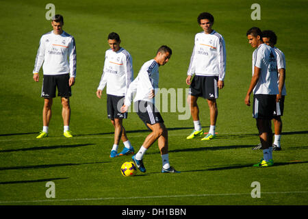 Madrid, Spanien. 29. Oktober 2013. Real Madrid-Spieler Cristiano Ronaldo Handspiel von Teamkollegen umgeben, Gareth Bale, Angel Di Maria, Pepe, Raphael Varane und Marcelo während Real Madrid in der letzten Trainingseinheit im Valdebebas Sportzentrum vor der Partie zwischen Real Madrid und Sevilla, Spieltag 11 La Liga 2013 am 29. Oktober 2013 in Madrid, Spanien. Bildnachweis: Madridismo Sl/Madridismo/ZUMAPRESS.com/Alamy Live-Nachrichten Stockfoto